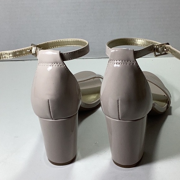 BANDOLINO
Madia Women's Open Toe Dress Sandals - Picture 7 of 9